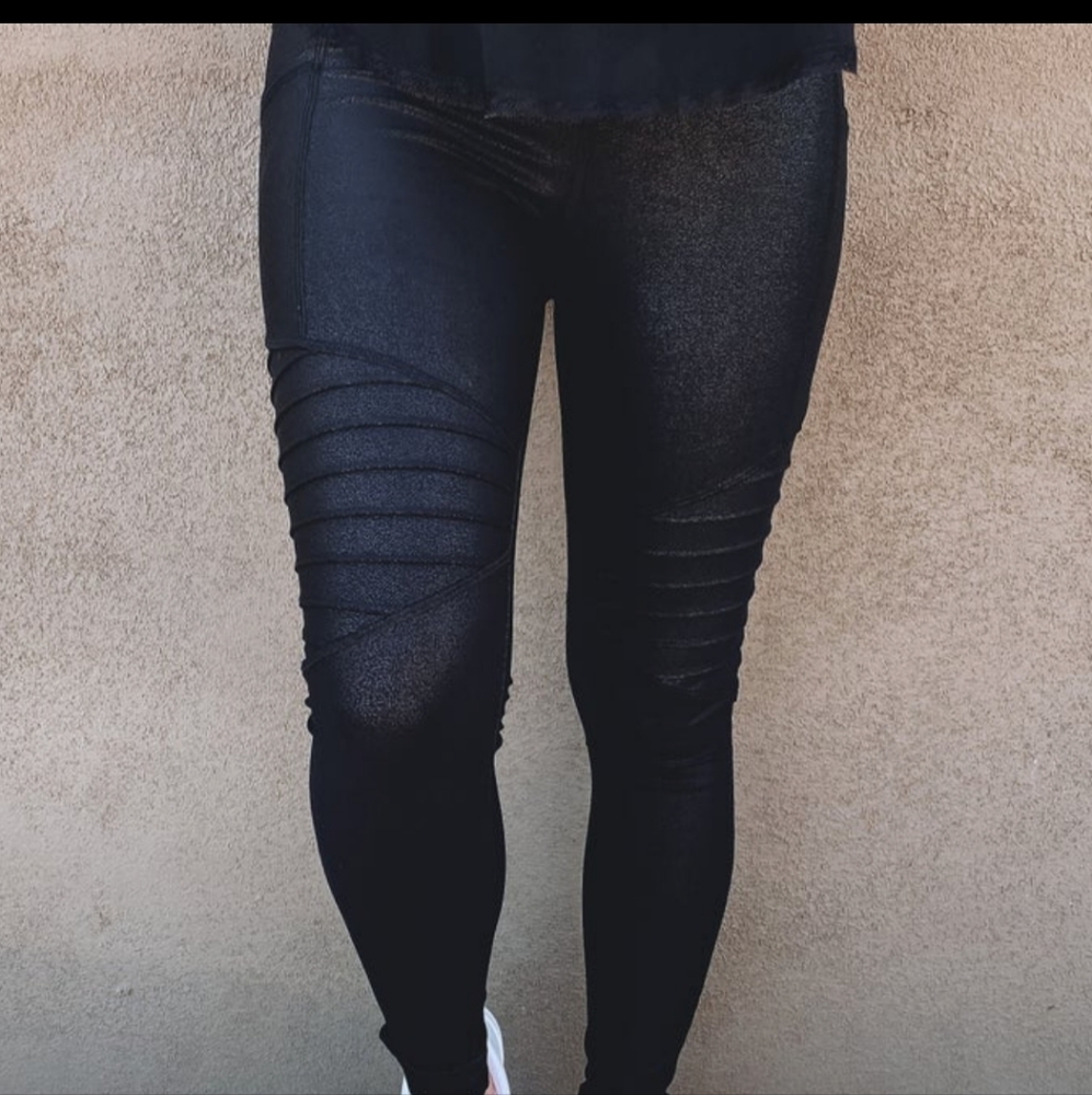 Brand New Mono B Highwaist Foil Leggings Size Medium